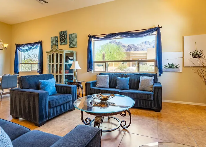 Spacious 3br Retreat - Mountain Views Holiday home