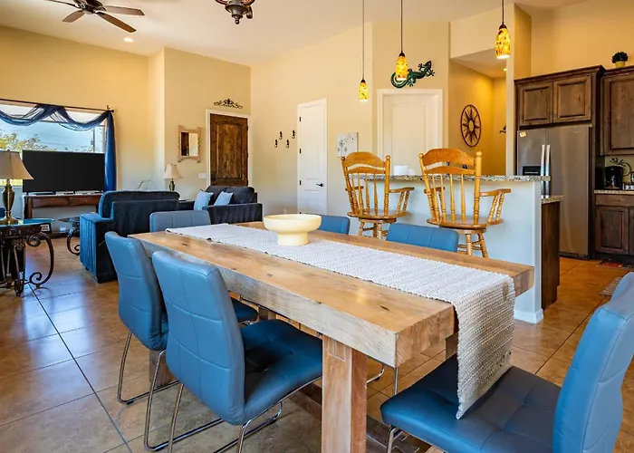 Spacious 3br Retreat - Mountain Views Holiday home
